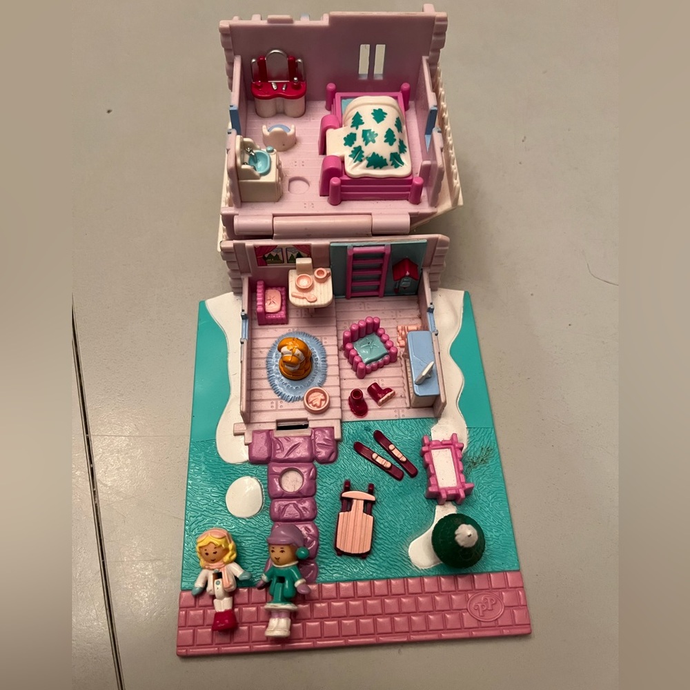 1993 polly pocket ski lodge 100% complete